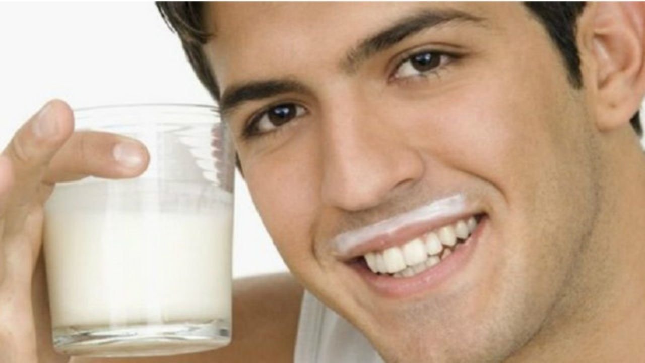 क्या दूध पीना बन गया खतरे की घंटी? डॉक्टरों की बड़ी चेतावनी सुनी आपने?